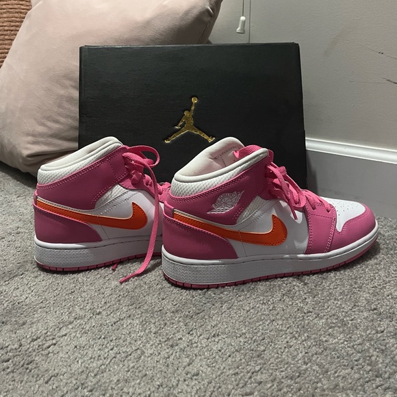 Size 6 Air Jordan’s - Picture 2 of 12